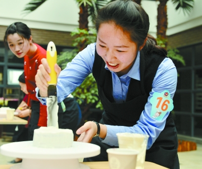 警花秀出蛋糕香 當硬核守護邂逅指尖甜蜜